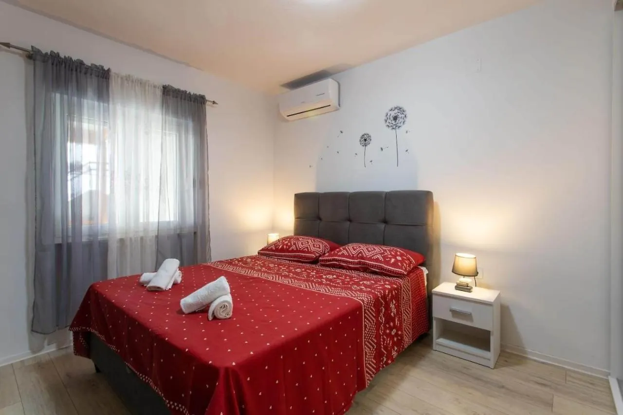 Apartments With A Parking Space Kastel Novi, Kastela - 21085